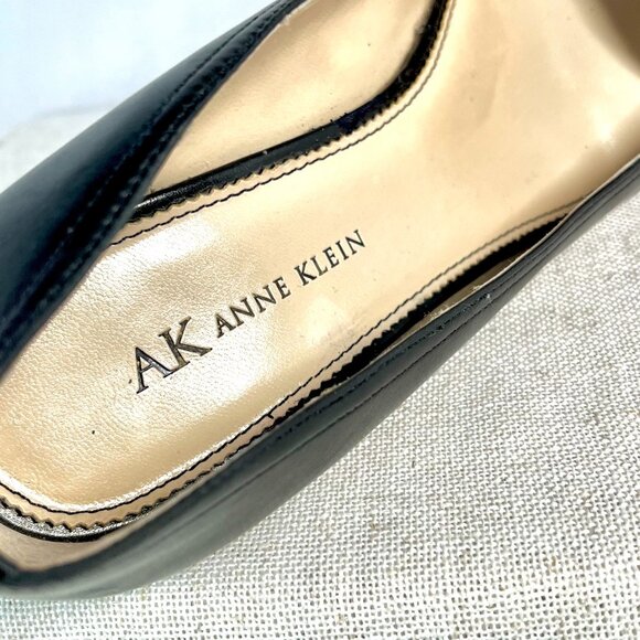 AK Anne Klein Black Pointed-Toe kitten heels with Elegant Gold Chain Size 9.5 - Picture 6 of 16
